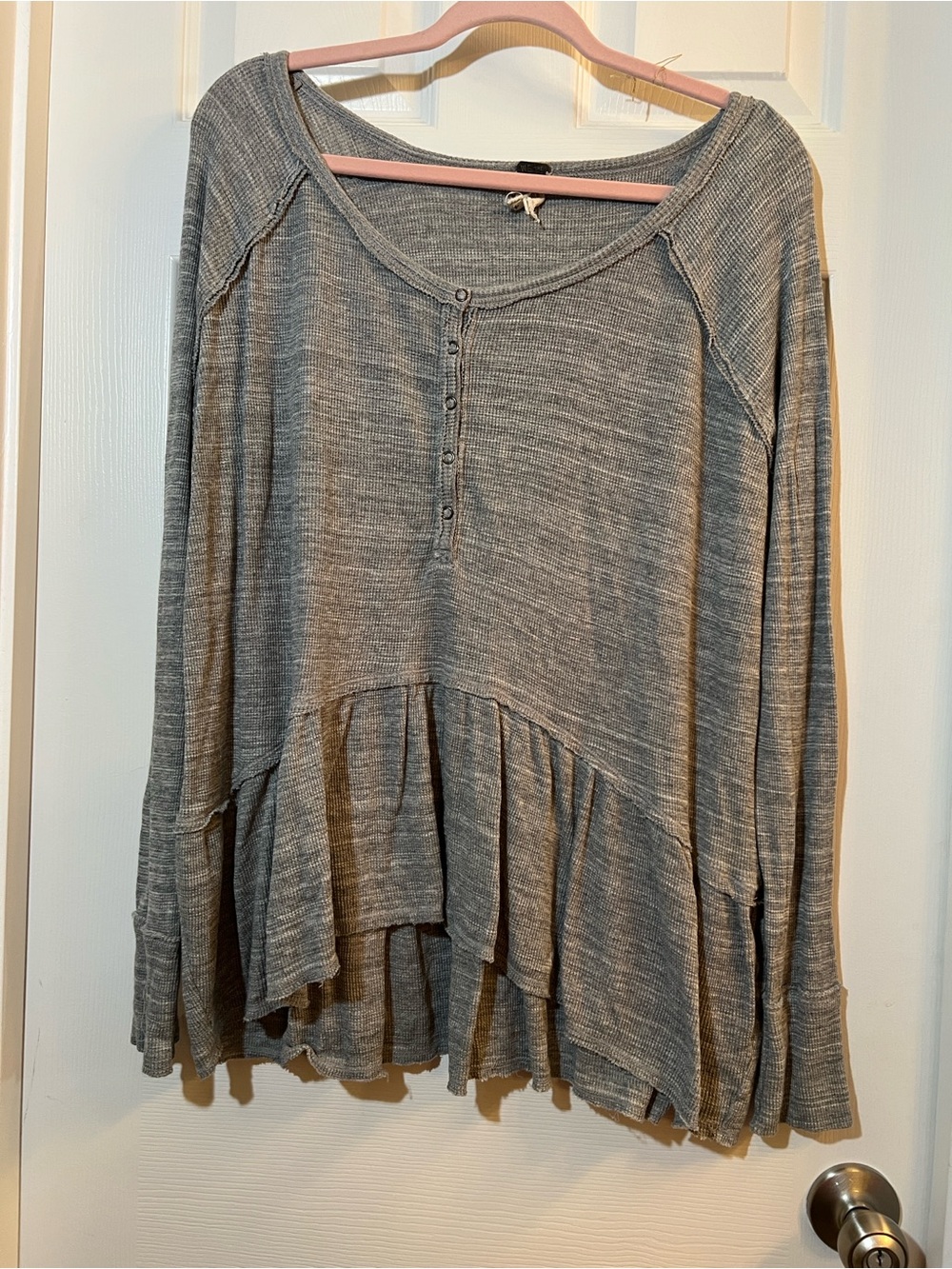 🦋 We The Free Heather Gray Ruffle-Hem Henley Top size large